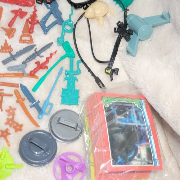 Lot Of 1990s TMNT Accessories Weapons Pieces/Parts Cards Vintage (SEE PICTURES) - Picture 4 of 11